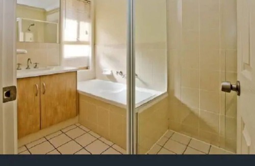 Paradise House | Private room with ensuite bathroom