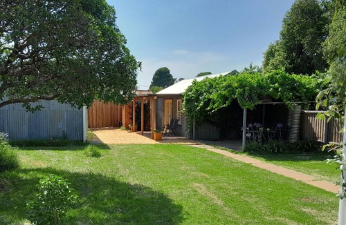 Canowindra Apartment | Private self contained stand-alone studio with full kitchen