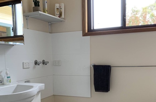 Umina Beach Cabin | Private, spacious & sparkling clean studio with ensuite at Umina Beach