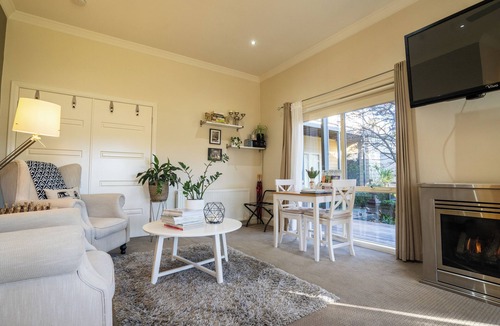 Emerald Bed & Breakfast | Private Suite, Spa, Double shower, log fire, rural views & farm animals