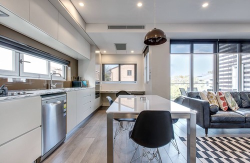 Cremorne Apartment | Professional living minutes from the city