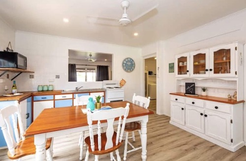 Bundaberg Villa | Puppies & Pancakes Opposite Beach and Park