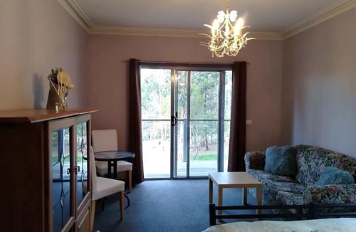 Hepburn Springs House | Purple House - corner spa, views and wildlife