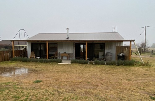 Budgee Budgee Cabin | Q1 on Crestview, Adorable 1 Bedroom Farm Stay Cabin