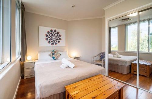 Auchenflower Apartment | Quaint Auchenflower 1B1B Apt w Parking Close to UQ M5