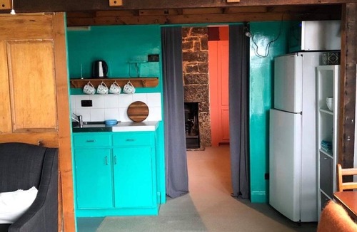 Williamstown Apartment | Quaint, self contained apartment with kitchenette.