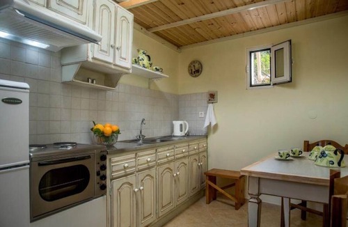 Tertsa House | Quaint vacation home in a Mediterranean garden just a few steps from the beach
