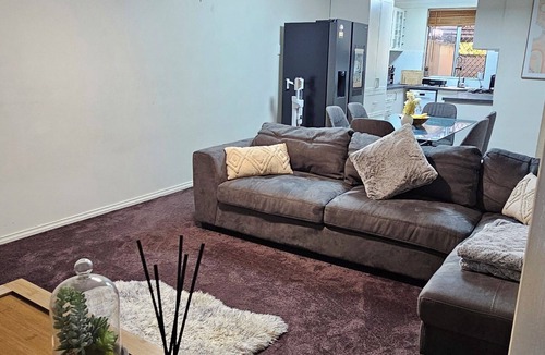 The Gap Apartment | Queen of the Desert Apartment with Cozy MacDonnell Range view.n2 Bedroom 🛌
