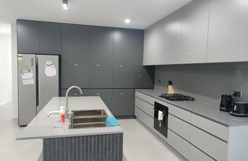 Guildford House | Queen Room in Spacious, Modern House - NR3