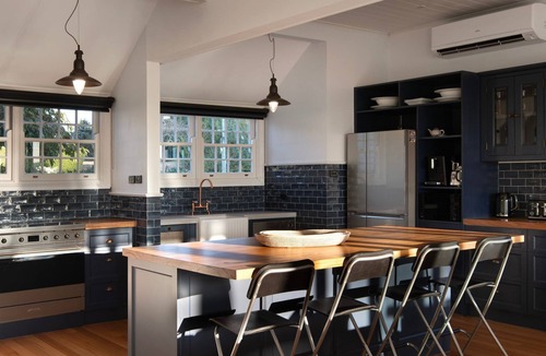 Daylesford House | Queensberry Hill View- luxury group retreat with heated pool