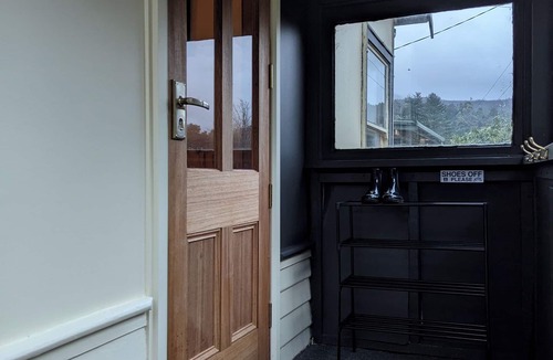 Queenstown Cottage | Quentin's Cottage - a cosy retreat by Mt Owen - close to town and trails!