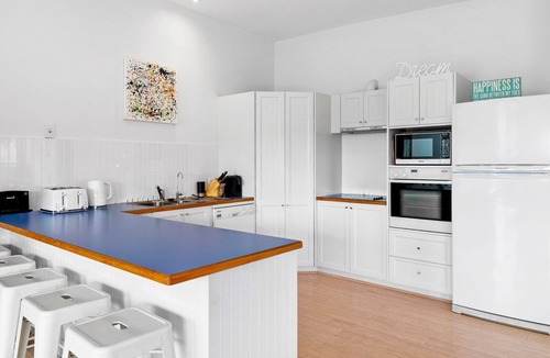 Lorne Apartment | Questa E Bella - Perfect Location, Wifi, Games And More