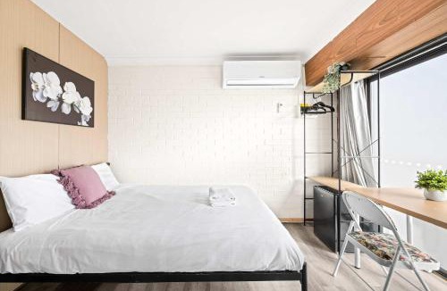 Liverpool House | Quiet Crescent Stay in Liverpool - Comfortable Double Room - Shared Bathroom