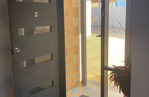 St Leonards House | Quiet modern unit less than 5 minutes walk to the beach.