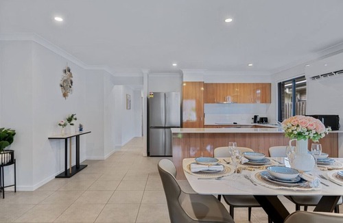 Park Ridge House | Quiet & Stylish | 3mins to Mall | Modern 4BR House
