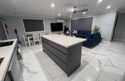 Singleton Heights House | Quiet suburban four bedroom house near shops and RSL club with restaurant.