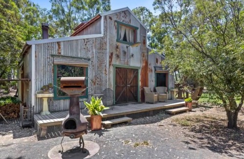 Avenel House | Quirky Barn, Close to Melbourne.
