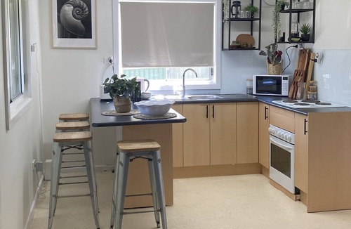 West Kempsey Cabin | Quirky little 2 Bedroom Cottage in a Quiet Cul de sac