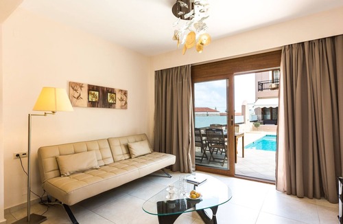 Vlichada Villa | R 594 Luxury and Stylish Suite With Swimming Pool with AIR CON