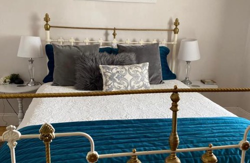 Maryborough House | R&R Blue Diamond Luxury Cottage Maryborough, Vic