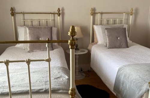 Maryborough House | R&R Blue Diamond Luxury Cottage Maryborough, Vic