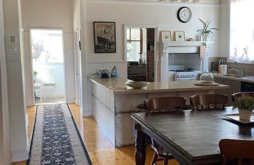 Maryborough House | R&R Blue Diamond Luxury Cottage Maryborough, Vic