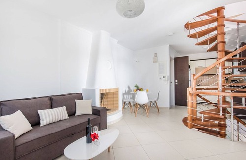 Kamari Villa | R882 Luxurious Villa with Pool View