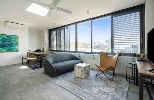 Bondi Beach Apartment | Radiant 2BR Top-Level Unit with Wi-Fi near Bondi Beach