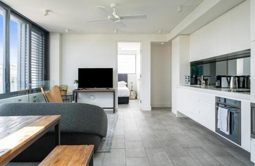 Bondi Beach Apartment | Radiant 2BR Top-Level Unit with Wi-Fi near Bondi Beach