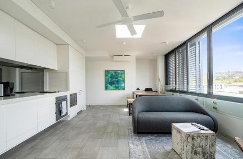 Bondi Beach Apartment | Radiant 2BR Top-Level Unit with Wi-Fi near Bondi Beach