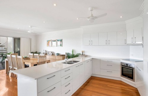 Rainbow Beach House | Rainbow Towers 2 - Rainbow Beach. High on the Hill. Panoramic Views. Wi-Fi. Pool