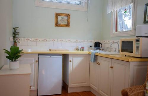 Golden Point House | Rapunzels Cottage 1br Fairytale Studio Stay