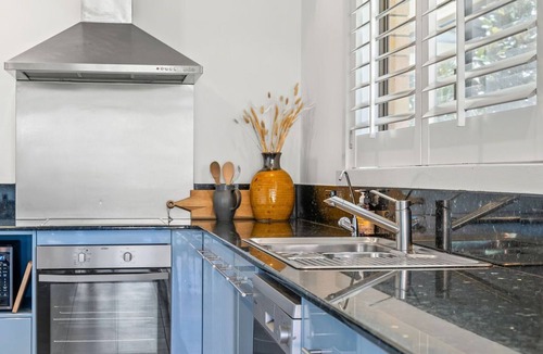 North Creek Apartment | Rayner's Secret is the perfect haven for a self-catering holiday by the beach.