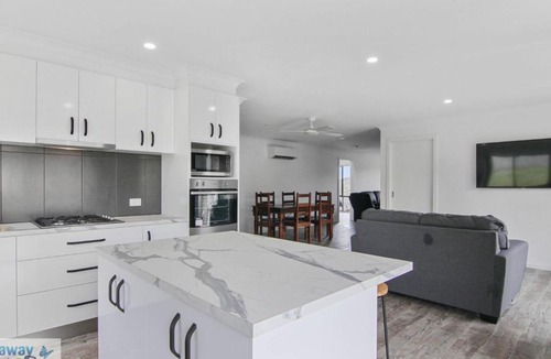 Tura Beach House | Rays on Elizabeth Parade