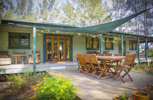 Broke House | Red Tractor Retreat - Country-style 3 bdrm cottage plus 2 studio rooms with pool and breakfast basket