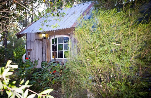 Broke House | Red Tractor Retreat - Country-style 3 bdrm cottage plus 2 studio rooms with pool and breakfast basket