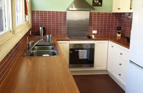 Wandiligong House | Redruth - 2 bedroom cottage situated in wandiligong