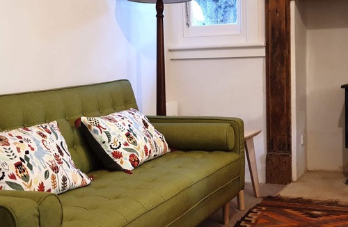Wandiligong House | Redruth - 2 bedroom cottage situated in wandiligong