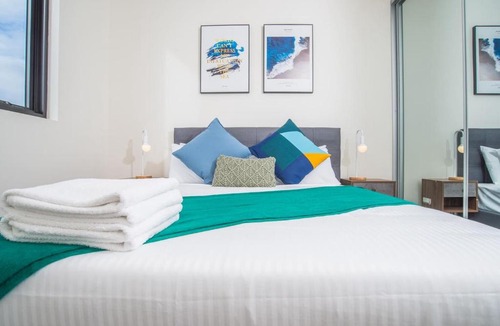 Liverpool Apartment | REFRESHING 2bed2bath APT in Up&Coming Liverpool