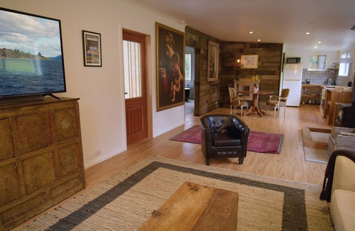 Franklin Cottage | Relax and indulge in a country garden at Franklin, Tasmania