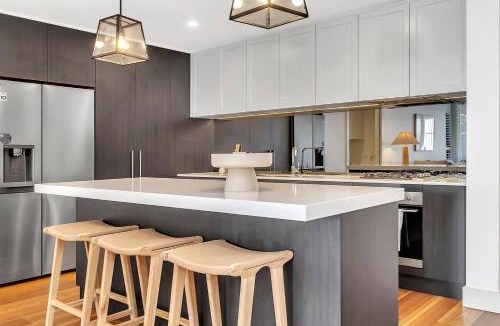 Glenelg North House | Relax at Ronnie's - Coastal Elegance near the Beach