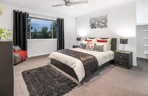 Pacific Pines House | Relax at this Gold Coast Escape