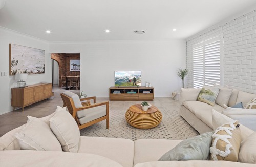 Scotts Head House | RELAX BY THE POOL