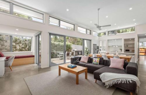 Barwon Heads House | Relax by the River Barwon Heads Coastal Escape