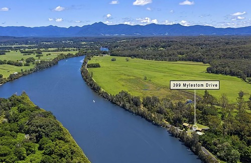 Mylestom Cabin | Relax in comfort and get back to nature in the largest of 4 waterside Cabins