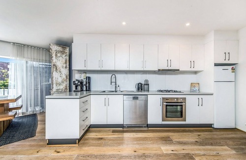Cooks Hill House | Relax in Style and elegance – 3-Bedroom, 2-Bath Apartment with Secure Parking