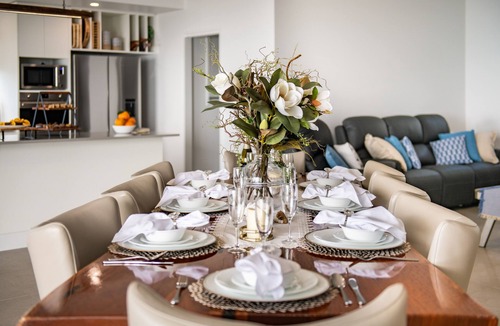 Airlie Beach House | Relax in style as you overlook the Coral Sea and Whitsunday Islands beyond