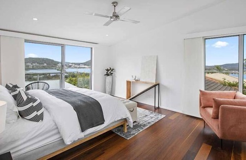 Point Clare House | Relax in the winning combination of an architecturally designed home well positioned with a high nor