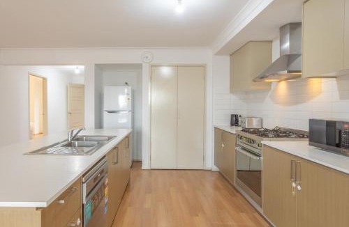 Tarneit House | Relaxing Family Home in the heart of Tarneit