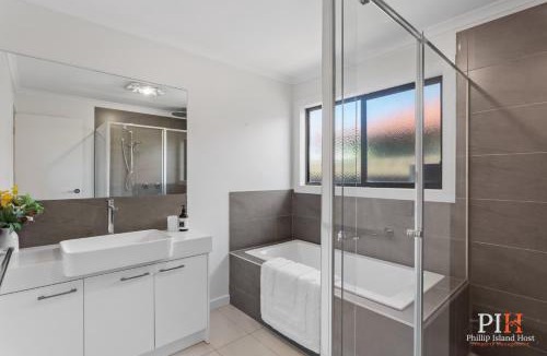 Cowes House | Renovated Lux Property in Quiet Estate